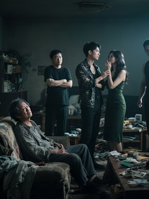 微光下的暗流