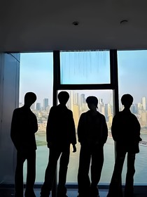 拉住我的手，我们一起出道