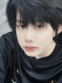 陈奕恒：右眼角泪痣