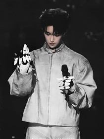 黄子弘凡，赠尔一枝春