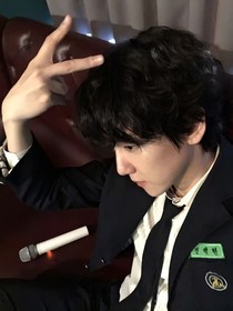 邊伯賢，說(shuō)好的兄妹呢