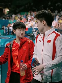 賽場邊的暖光
