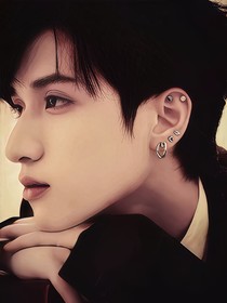 嚴(yán)浩翔：陰濕瘋狗咬紅唇