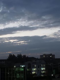 臨江有雨