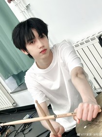 张桂源：吻风轻浮