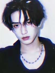 嚴(yán)浩翔：陰濕瘋狗咬紅唇