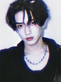 嚴(yán)浩翔：陰濕瘋狗咬紅唇