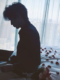 在身后的春