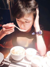 她的薄紗裙
