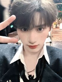 丁程鑫：戳他柔軟臉頰