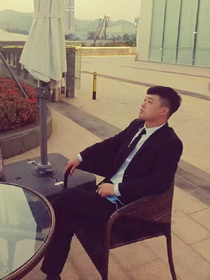離婚后，我做了保安，靠著副業(yè)逆襲翻身，她倒貼追我
