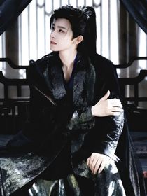 入青云：明月似逢春