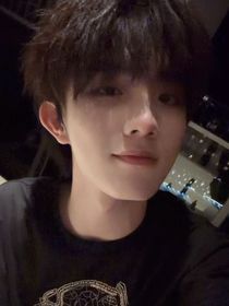 TOP：鎖骨留唇印