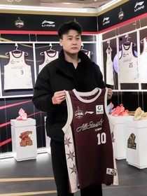 趙睿：意外穿到cba