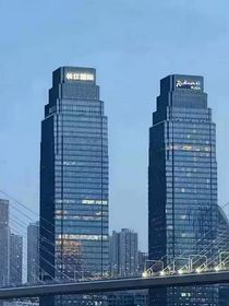 聚光燈下的告別詩