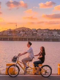 青傘映月，恰似故人