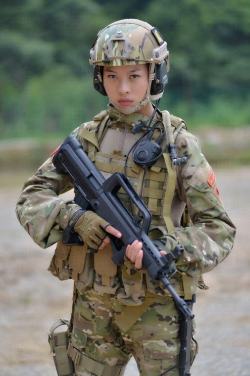 欧阳倩,代号闻香,狼牙特战基地火凤凰突击队突击手