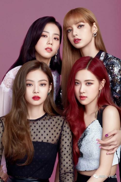 pink:顶级女团在舞蹈练习视频中,blackpink四名成员穿著黑色运动服装