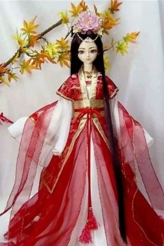 天秤座这身红色古装装扮犹如出嫁的公主,美艳无双.