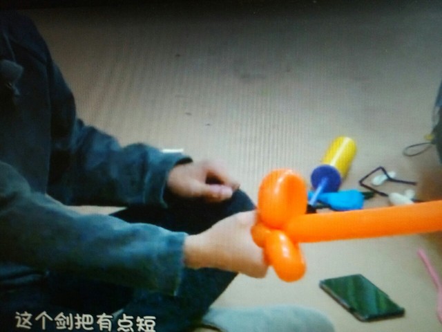 于小彤"这个是我自己做的 杨秣"这个不是长气球吗,怎么吹出来是