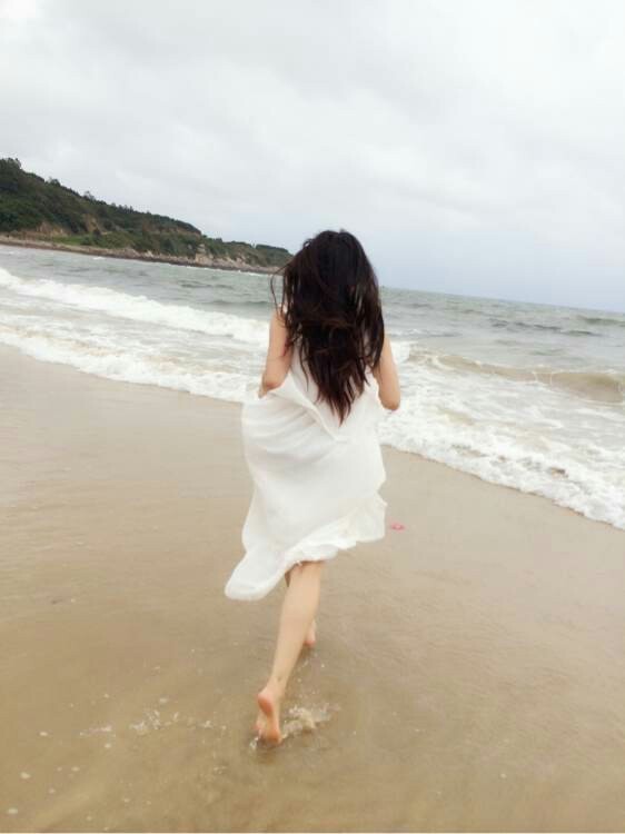 江伊的背影 让他想起了 初遇的场景 那个时候丁程鑫刚分手 在海边散步