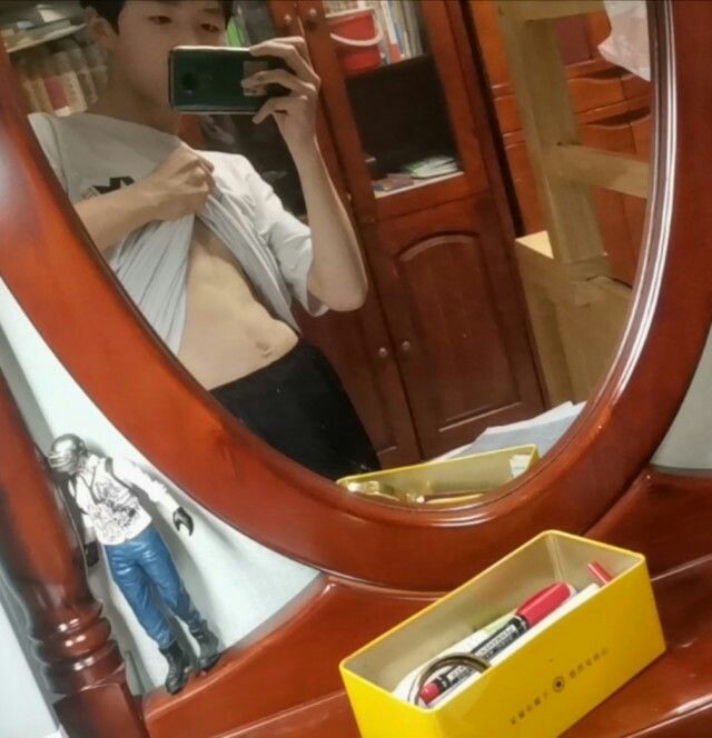 是不是老丑了 但,有腹肌,还是六块(我果然没看错人)