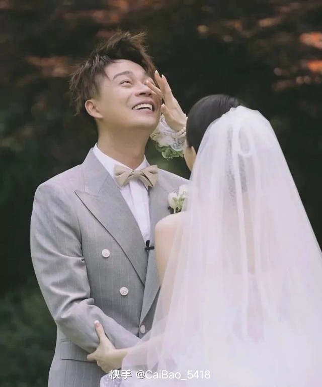 沈涛(指了指自己的嘴) 晓莉你太可爱了(mua) 五分钟 晓莉够了吗 沈涛