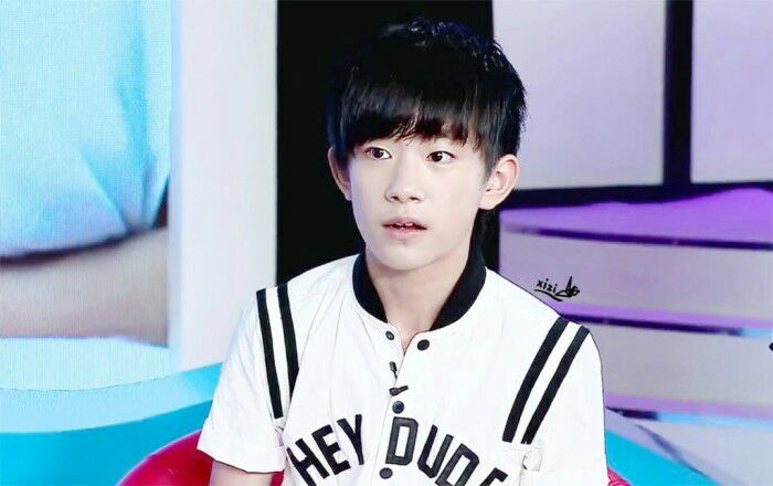 易烊千玺:17岁重庆高中(二)班,tfboys的成员