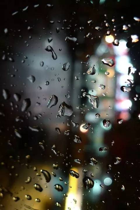 富嘉听着淅淅沥沥的雨滴打玻璃窗的声音