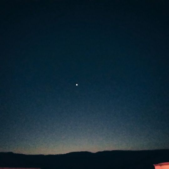 多么,孤独的一颗星,却有夜空相伴,长长久久,永不分离. 可,我呢?