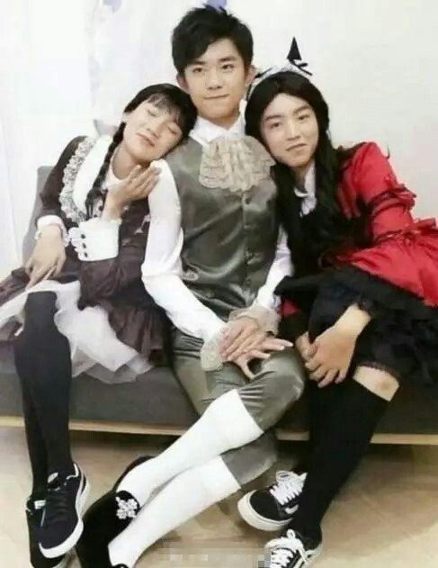 兄弟就是——"你们第一次穿女装,我第一次当骑士,我要跟你们合照