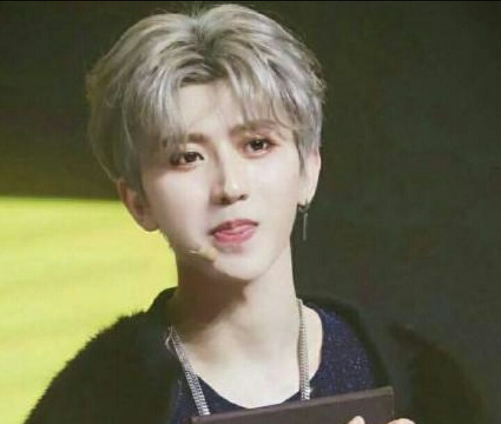 蔡徐坤:突然发现我好像掉进你的陷阱里去了,迷恋你的笑,迷恋你的缠绕.
