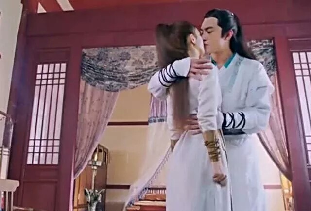 星儿宇文玥,你选我做婢女,给我银铃铛,赐我残虹剑,都是为了把我变成