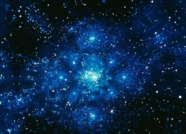 一片漆黑的宇宙中，星辰隔着几万光年还发出耀眼的光芒。甚是美丽！星夜