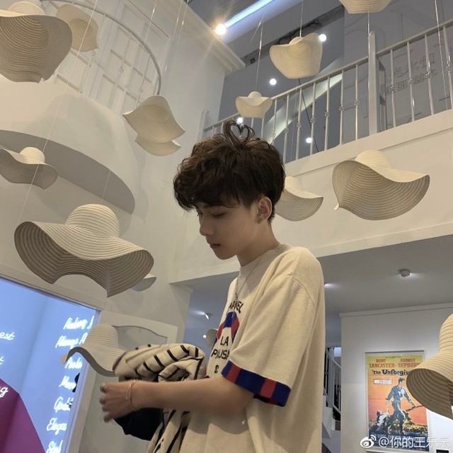 林斯辰我说你怎么跑那么快,原来是找女朋友啊 顾宇轩哎呀,我给你介绍