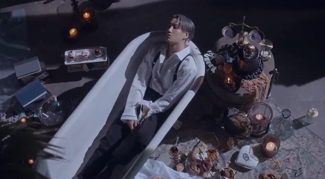 突然站起来】
![