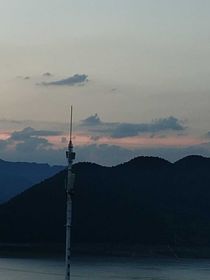 雪落在鱼塘上