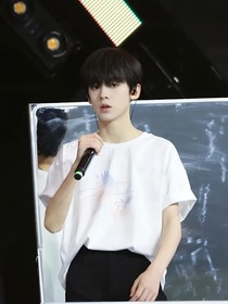 左航：練習(xí)生左航是我男友（里面還有極禹）