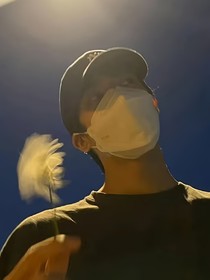 我们都一样不得不爱这个世界