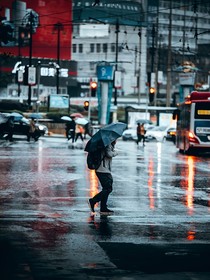 雨落人间