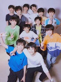 灯光闪烁下的他们