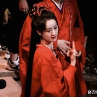 白泠红凝