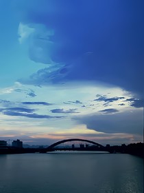 三尺握刀后背藏