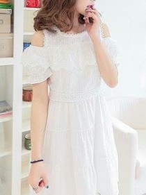 米白色的连衣裙