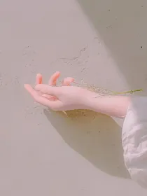 你指尖有药香