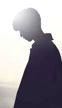 他逆光向我
