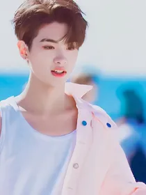黄明昊:月色不及你