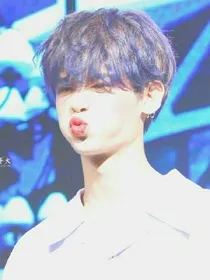 抑郁症女孩遇见校草黄明昊
