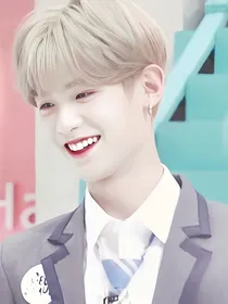 黄明昊：躲进月亮怀里