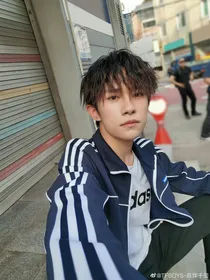 易烊千玺之蔚蓝色的天空